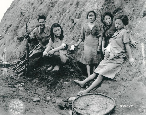 연합군이 송산 위안소에서 살아남은 위안부를 찍은 사진